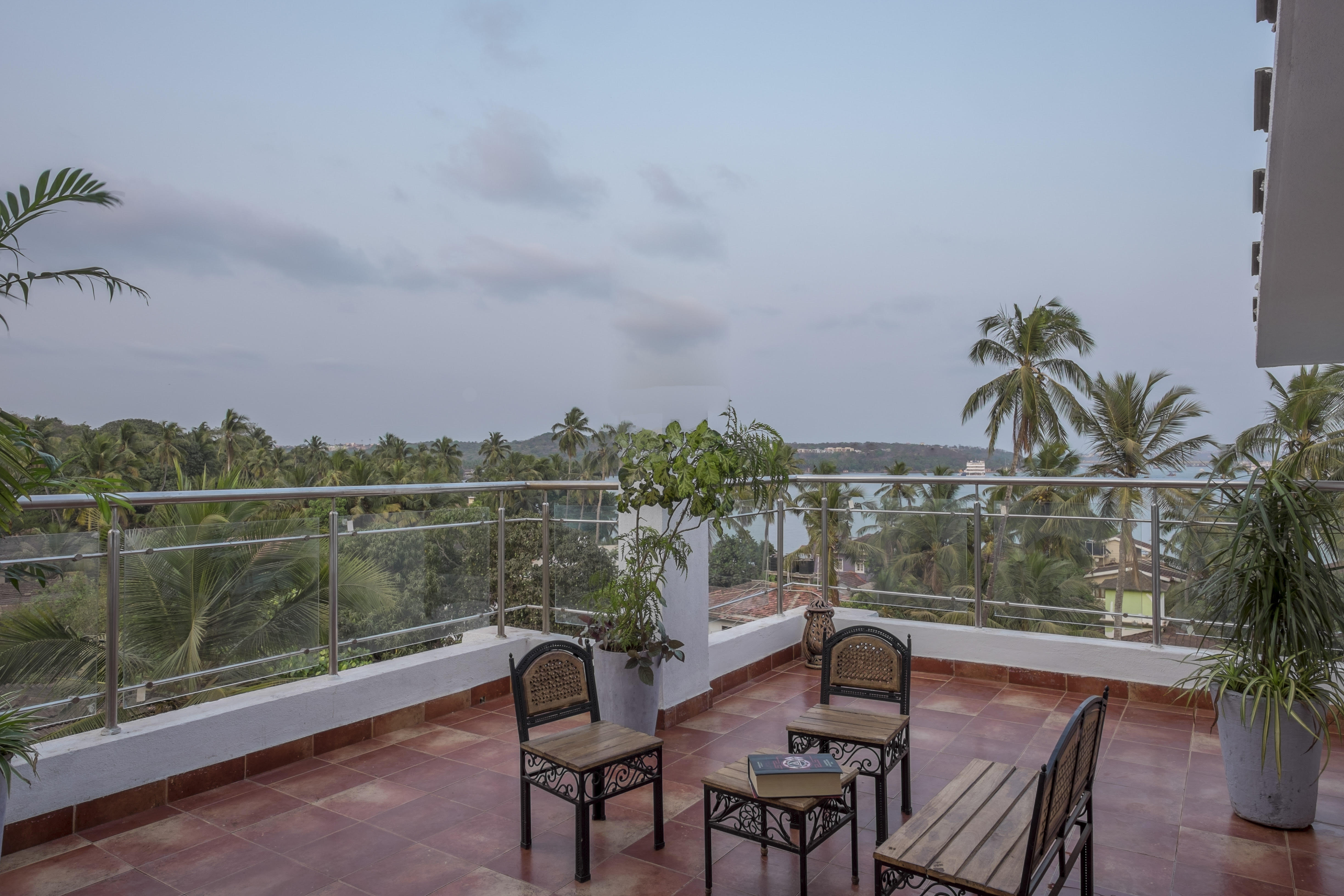 Aqua Terraza, Reis Magos — rooftop terrace with Mandovi river and palm canopy views